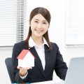 不動産案内をする女性